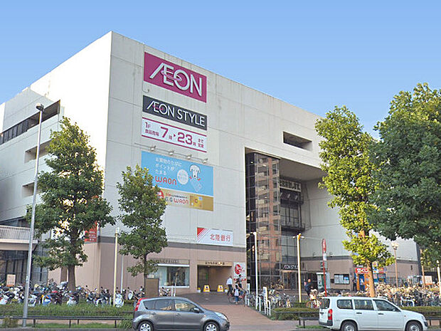 イオンスタイル東神奈川まで871m、東神奈川駅前にある大型スーパー。1階の食品売場は朝7時から夜23時まで営業しています！