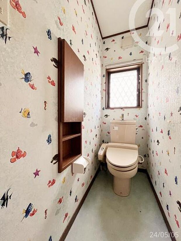 壁面収納のあるトイレ個室