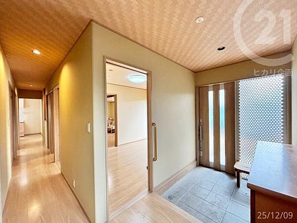 南向きの明るい玄関ホール。平屋なので玄関ホールからすべてのお部屋にアプローチが可能です。南向きの居室とリビングは続き間になっていて、戸を開けると家全体に風を通すことができます。