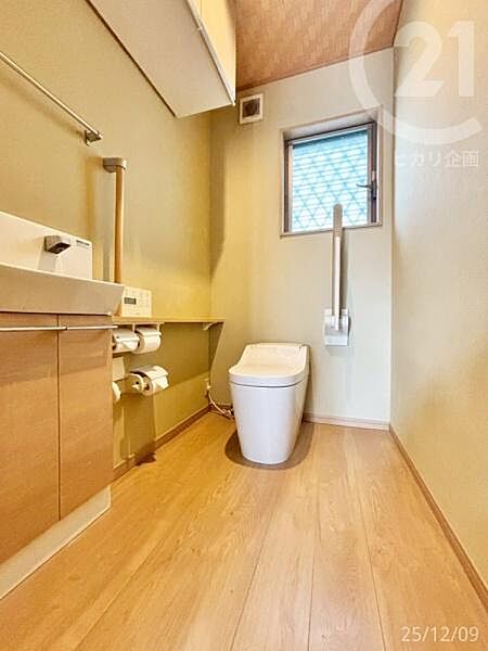 空間にゆとりのあるトイレで、収納や手洗い場も備えた使い勝手の良い仕様。タンクレストイレを採用し、見た目も機能性もすっきりと整っています。