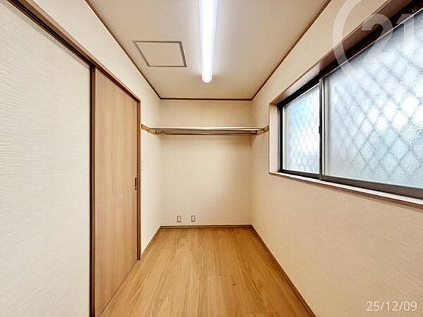 収納はもちろん、書斎や趣味スペースとしても使える多用途な空間。ハンガーポール付きで、ランドリールーム兼ファミリークローゼットとしても活用できます。