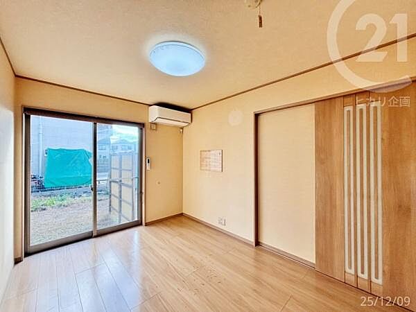 玄関、ホール、隣接する和洋室へとアクセスできる3WAY動線の洋室。暮らしの中で多用途に活躍する、使い勝手の良い一室です。