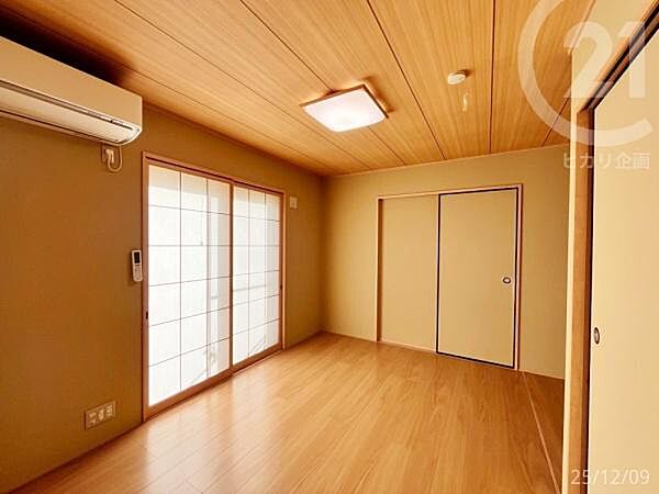 ホール側からも収納が使える実用的なつくりで、生活動線がスムーズ。和の雰囲気を残しながらフローリング仕上げとした、心地よい和洋室です。