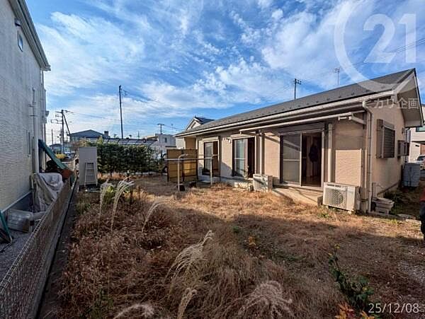 ゆったりとした南庭で、お庭づくりを自分好みに楽しめます。外水栓付きのため、ガーデニングや家庭菜園にも便利な使い勝手の良いスペースです。