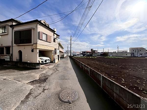 西側道路に面しています。周辺は閑静な住宅地で落ち着いた住環境です。
