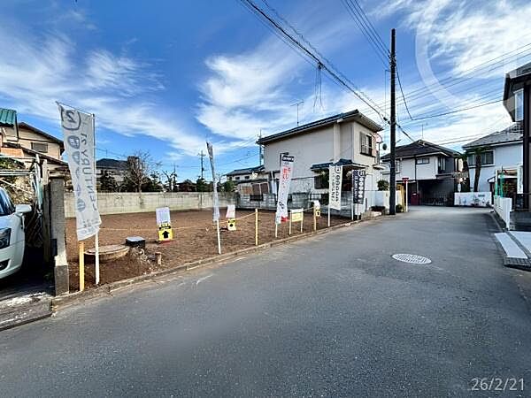 前面道路の幅は約5M！車庫入れやおうちの出入りの際に周りへの見通しが効きやすい、まっすぐな道路。