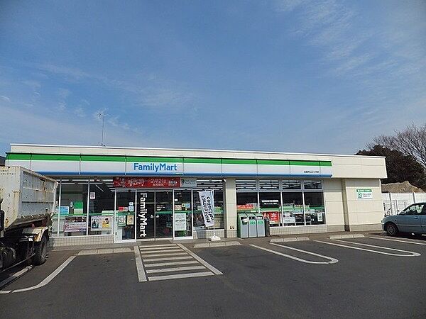 ファミリーマート武蔵村山三ツ木五丁目店まで220m、徒歩3分