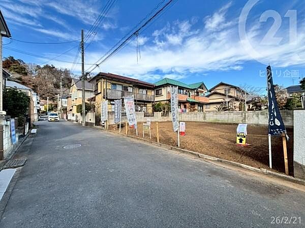 交通量は少なく、落ち着いた環境です。