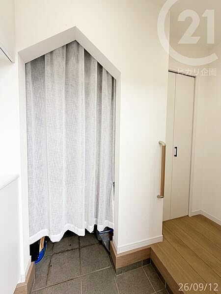 ＜SIC＞お家型の垂れ壁を採用。デザイン性にもこだわっています。普段使いの靴はシューズボックス、それ以外はSICへと使い分けができて、玄関まわりもスッキリ片付きます。