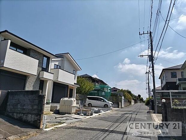 南側道路。車通りの少ない閑静な住環境♪