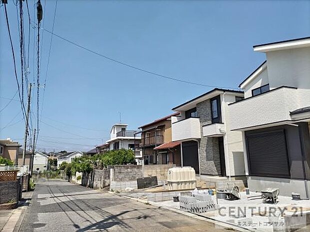 南側道路。車通りの少ない閑静な住環境♪