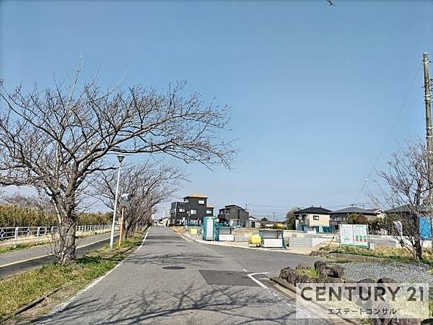 南側道路。車通りの少ない閑静な住環境♪