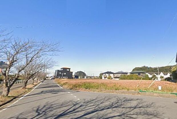 南側道路。車通りの少ない閑静な住環境♪