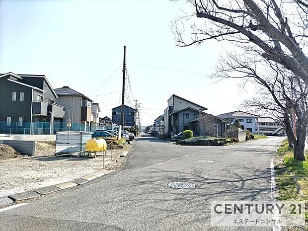 南側道路。車通りの少ない閑静な住環境♪