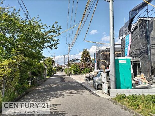 車通りの少ない静かな住環境です♪敷地延長の土地です。