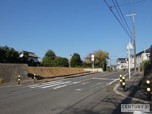 南東側道路。車通りの少ない閑静な住環境♪