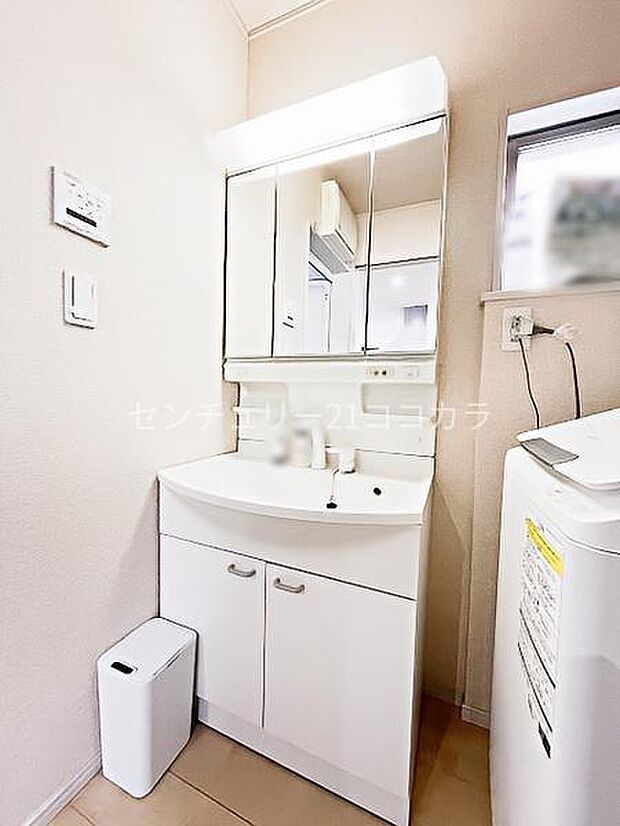 3面鏡付の洗面化粧台には棚がついているので、お洗濯や掃除用品、身だしなみグッズなどもスッキリと片付けられます。