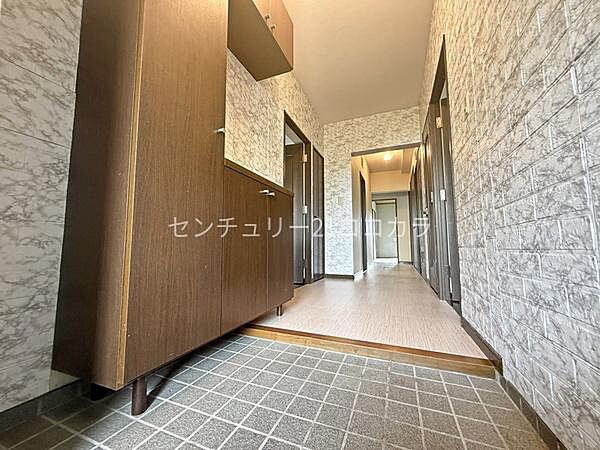 高級感のあるタイルが印象的な、落ち着いた玄関ホールです！収納力のあるシューズボックスが完備されており、家族全員の靴をすっきり収納。毎日のお出かけや帰宅時を、常に整った空間で迎えてくれます。
