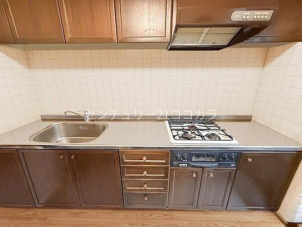 落ち着いたブラウンが印象的な、キッチンです！お料理に集中しやすい配置で、上下にたっぷりと収納があるため調理器具もすっきり片付きます。