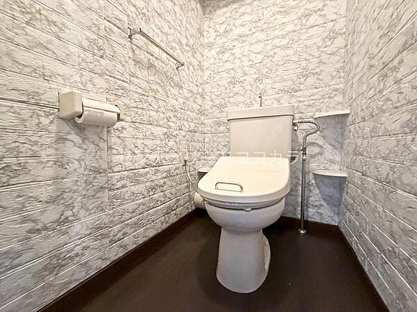 おしゃれなアクセントクロスが映えるトイレは、毎日気持ちよく使える上質な空間です。