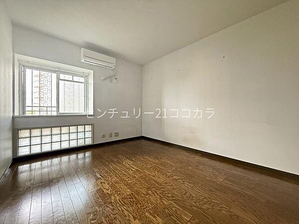 明るい光が差し込む、7帖の洋室です！主寝室としても十分な広さがあり、収納が完備されているのでお部屋を広く使えます。静かな環境の中で、一日の疲れをゆっくりと癒せそうです。