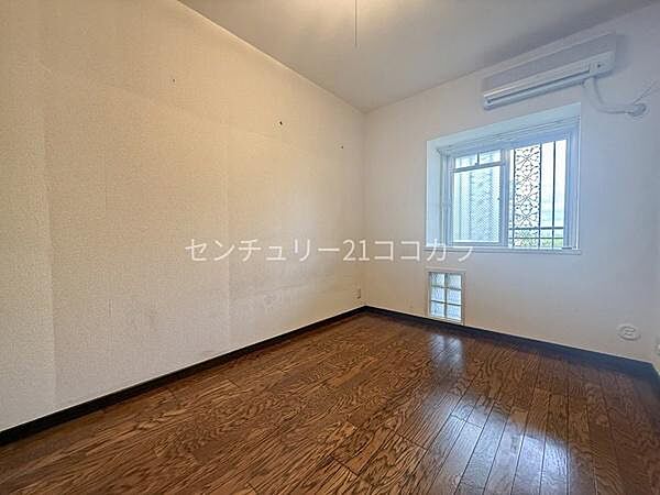 5帖の洋室は、お子様のお部屋や書斎にぴったりです！大きな窓から爽やかな風が通り抜け、集中して作業や勉強に取り組めそうな空間です。全室に収納があるため、ご家族それぞれの荷物もしっかり収まります