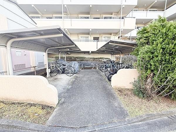 自転車を安心して置ける駐輪場を完備、日々の暮らしを支える便利な設備が整っています。