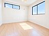 洋室：1階洋室5.2帖お子様のお部屋にぴったりな、陽当たりの良い洋室です！机やベッドを置いてもゆとりがあるサイズ感で、勉強や遊びに集中できるプライベート空間が作れます。