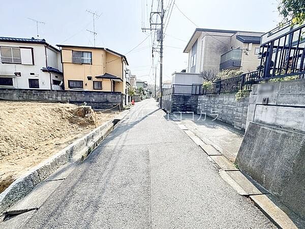 周辺は戸建の建ち並ぶ閑静な住宅地。付近には公園や緑地が多く、四季の彩りを感じられる緑豊かな住環境です。