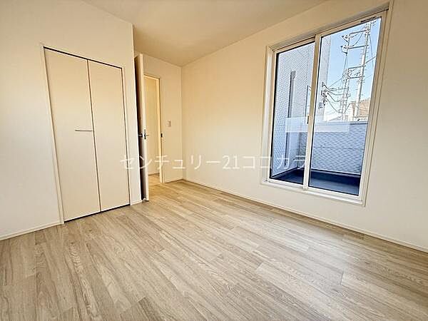 2階の3部屋がバルコニーに面した開放感あふれるお住まいです。白を基調とした洋室では、個性やお好みに合わせて自由なインテリアを楽しめます。