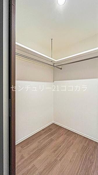収納力に優れたウォークインクローゼットを備え、衣類はもちろん、バッグや季節用品までまとめて収納可能。お部屋をすっきりと保ちやすく、毎日の身支度や衣替えもスムーズに行えます。