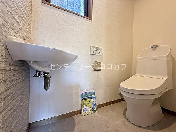 独立した手洗い場付きのトイレは、使いやすさと清潔感を兼ね備えた嬉しい設備。来客時にも安心して利用でき、毎日の暮らしを快適にサポートする上質な空間です。