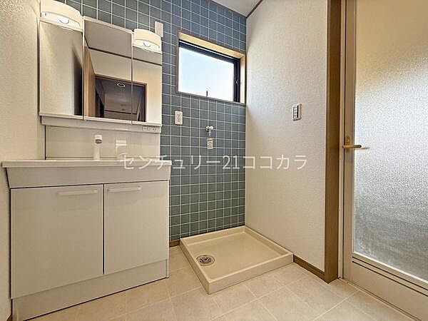 三面鏡付きの洗面室は、身だしなみのチェックがしやすく使い勝手の良い空間。鏡裏には小物をすっきり収納でき、洗面まわりをきれいに保ちながら快適な毎日をサポートします。
