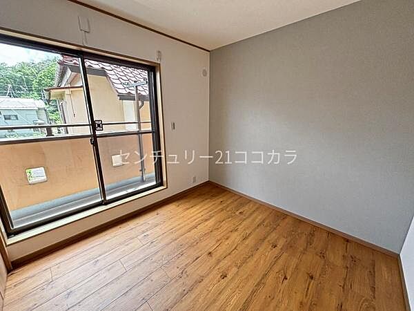 バルコニーに面した4.5帖の洋室は、爽やかな光と風を取り込める心地よい空間。コンパクトながら家具を配置しやすく、子ども部屋や書斎など多目的に活用できます。