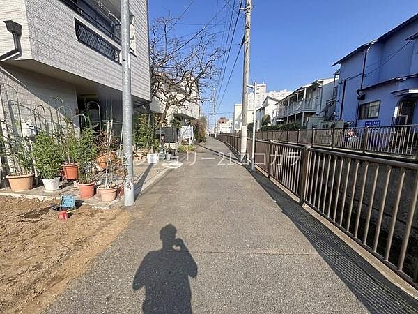 周辺にはスーパー等をはじめ商業施設が充実！毎日のお買い物からお洋服などのショッピングも、気軽に楽しめます。