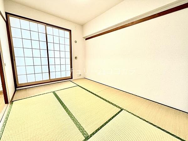 リビング横に設けられた和室6帖は、くつろぎや客間としても使える多用途空間。小さなお子様の遊び場や昼寝スペースにも便利で、暮らしにゆとりをもたらします。