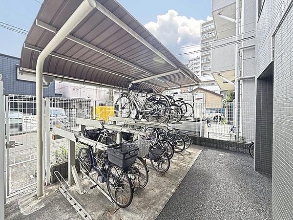 使いやすく整備された駐輪場は、日々の生活動線に寄り添う便利な設備。スムーズな出し入れができ、快適な暮らしを支えます。