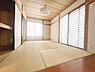 和室：1階和室6.0帖畳の香りに心が和む和室！障子からやわらかな光が差し込み、客間としてはもちろん、お子様のお昼寝スペースやご家族の寛ぎの場としても大活躍。押入れ付きで収納力もしっかり備わっています。
