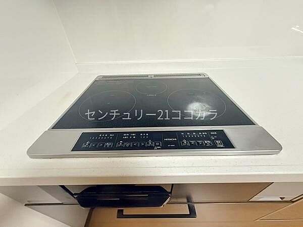 IHコンロお手入れがサッと拭くだけで完了するフラットなIHクッキングヒーター！火を使わないため安心安全にお料理を楽しめます。室内の写真はCGで家具を消して空室後のイメージを再現しています。