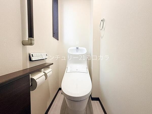 トイレ小窓が付いているため自然換気ができ、明るくクリーンな空間を維持できます。手すりやペーパーホルダーも完備で快適！室内の写真はCGで家具を消して空室後のイメージを再現しています。