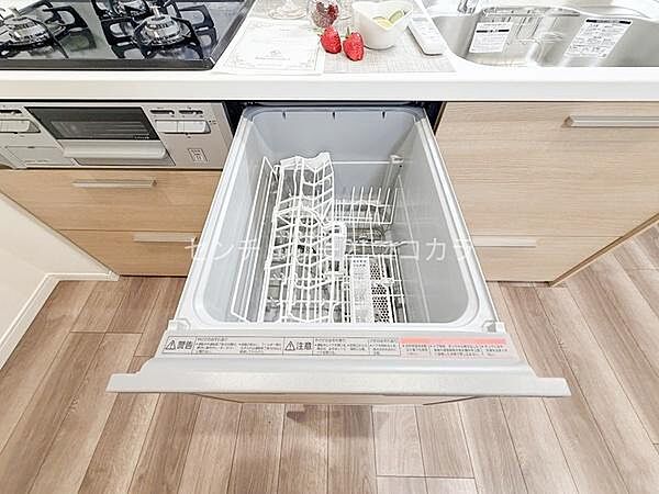 ビルトイン食洗機毎日の面倒な食器洗いをスピーディーにこなしてくれるビルトイン食器洗い乾燥機を搭載！節水効果も高く、食後の後片付けの手間を大幅に軽減してくれる、忙しい毎日に欠かせない大変嬉しい設備！