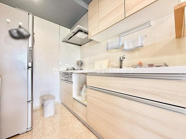 壁付けキッチンを採用したLDKは、調理スペースとリビングダイニングが程よく区切られた使いやすい間取り。生活感を隠しながら、ゆったり寛げる空間を演出します。