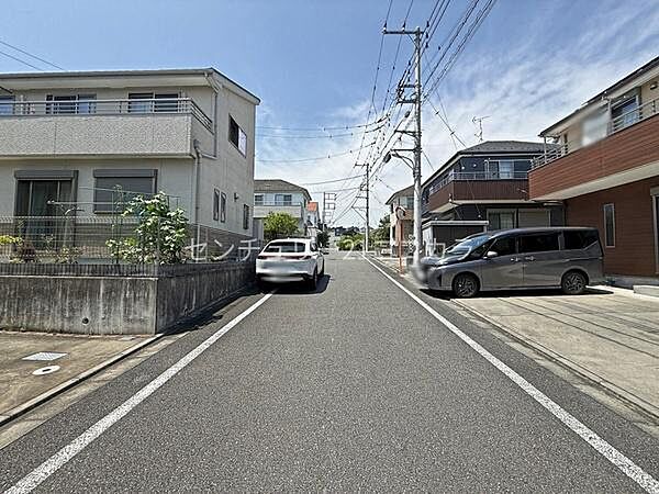 小中学校まで徒歩10分の安心できる住環境。お子様の通学負担が少なく、毎日の登下校を見守れる子育て世帯に嬉しい立地です。