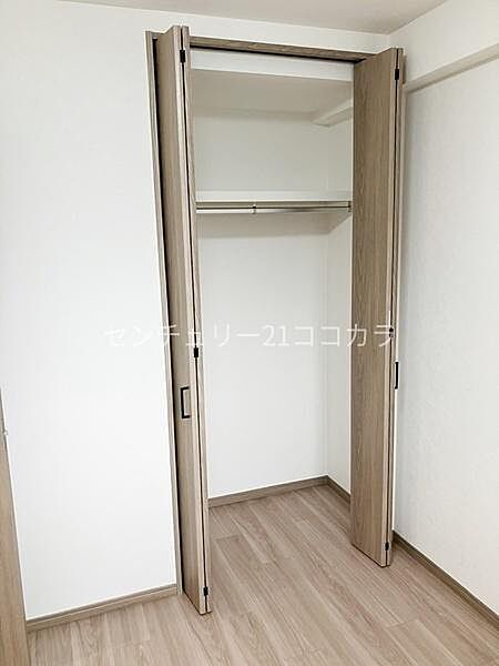 全居室に収納を備えた、すっきり暮らせる住まい♪衣類や日用品もしっかり整理でき、お部屋を広く快適に使えるのが嬉しいポイントです。