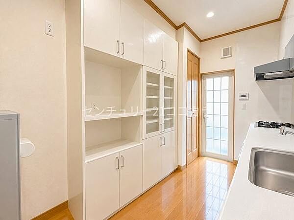 カップボード大容量の食器棚を完備！食器類やお持ちの家電をスッキリ整理整頓でき、作業スペースも広く確保できます。室内の写真はCGで家具を消して空室後のイメージを再現しています。