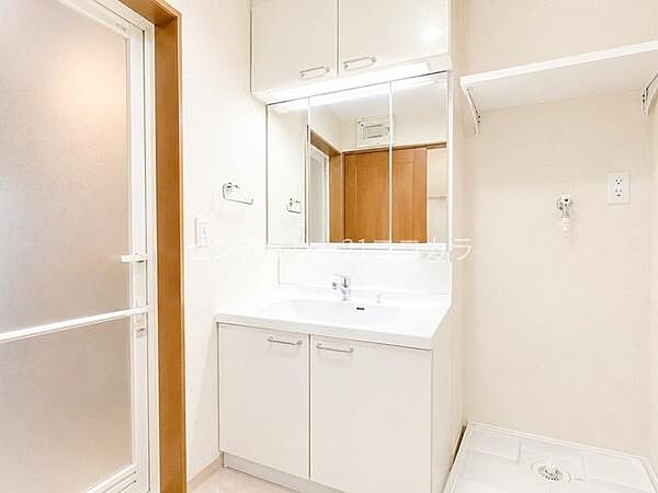 洗面台大型の一面鏡を備えたスタイリッシュな洗面化粧台！収納も充実しており洗面用品をすっきり整頓可能♪室内の写真はCGで家具を消して空室後のイメージを再現しています。