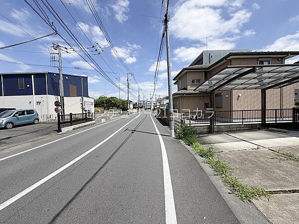 周辺は緑豊かで閑静な住宅地。コンビニやスーパー、ドラッグストアなどが近く暮らしやすい良好な住環境です。