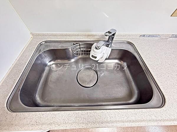 使いやすい水栓と広々シンクで、料理や後片付けがスムーズ。大きな鍋や子どもの食器もラクに洗えます。