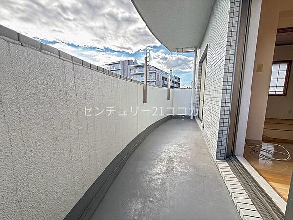 南西向きバルコニーで、暖かな陽射しを感じながらくつろぎのひとときを過ごせます。