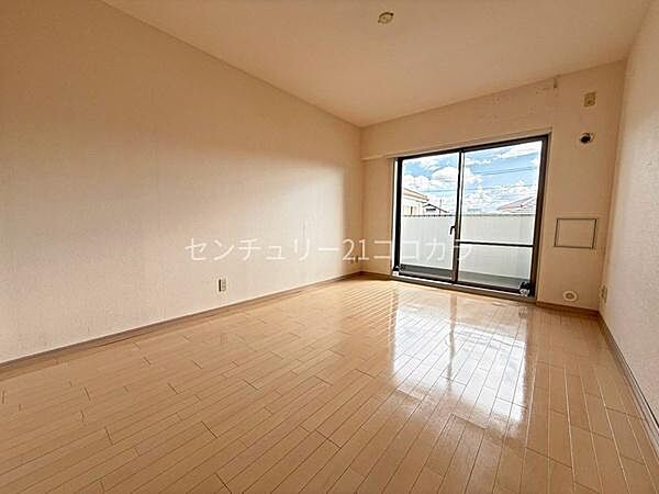バルコニーに面した9.1帖の洋室は、陽光が差し込む明るく開放的な主寝室。ゆとりある広さでベッドや家具も配置しやすく、快適な休息空間としてお使いいただけます。